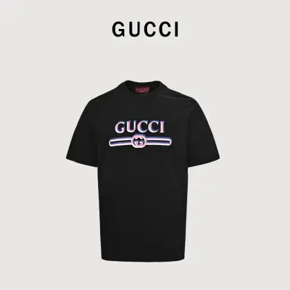 Gucci/古驰 25ss 重影字母印花短袖 面料采用265克平纹32支双股双纱紧密赛络纺进口“福原”牌大圆机织造而成,双面做蚀毛无尘处理,面部蚀毛后使面料表面干净无毛无尘,定织32支螺纹双纱紧赛同成衣面料同缸染确定无色差,图案采用根据原色特调同色胶浆材质,印花为热固油墨丝网印,选择高弹拉架胶浆印刷,印花清晰透底纹且无毛边,印花工艺相对繁琐,由加固胶浆进行打底,有助于印花的巩固,含有渗透力色牢度较强,全自动椭圆加热一体印花机,雾状渐变斑驳效果,反复修改,印花色彩牢度好,抗洗水不易裂开,版型效果全部还原,后领双层走线针车牢固紧实,肩部双链条走线,下摆收线紧实,成衣多处手工对骨位磨破,面料垂感十足,对版一致,定做编号水洗,只为客户呈现每一个细节. 质感更是没得说,柔软舒适,亲肤透气.无论是日常出行还是休闲聚会,都能让你自信满满,回头率百分百! 颜色:黑色 白色